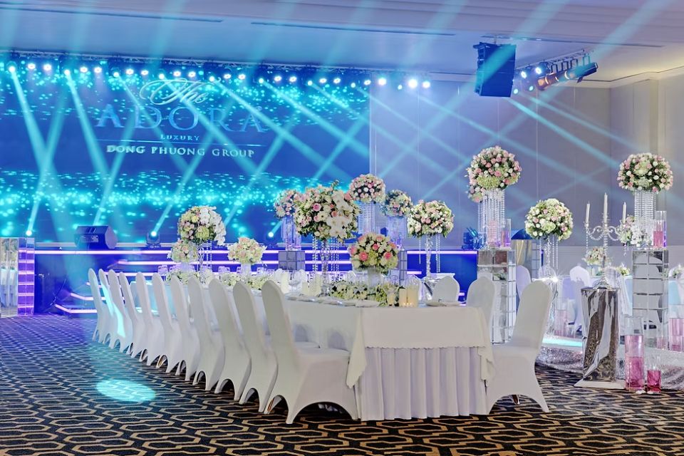 Sảnh cưới Diamond của The Adora Luxury với sân khấu ánh sáng hiện đại