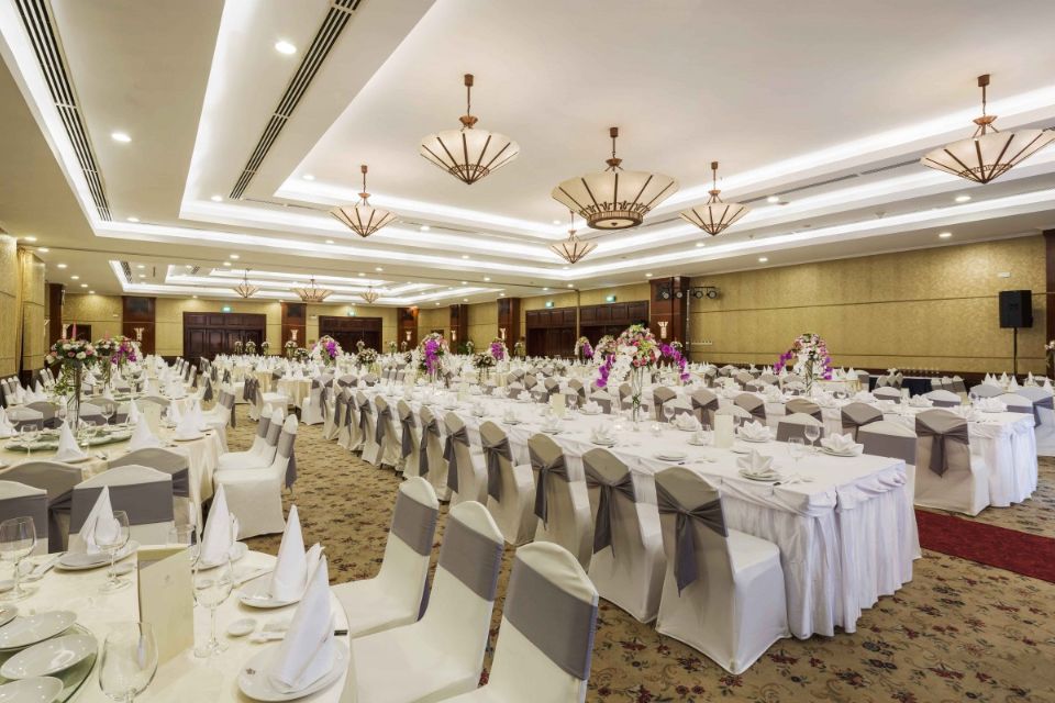 Sảnh tiệc Lotus Ballroom tại khách sạn 5 sao Rex Hotel với đèn chùm lạ mắt