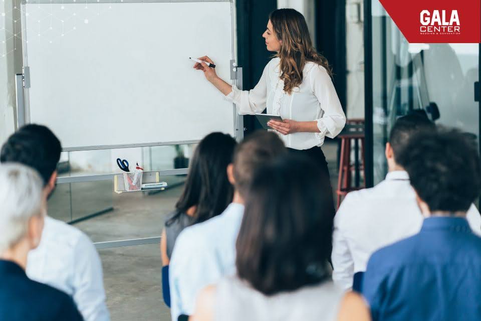 Outfit cho nữ dự hội thảo, seminar theo phong c&aacute;ch smart casual gọn g&agrave;ng, lịch sự