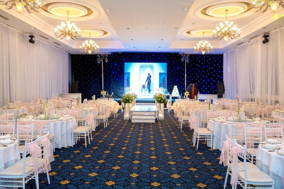 Sảnh cưới Grand Palace với cách trang trí cổ điển, thảm hoa văn và ánh đèn ấm