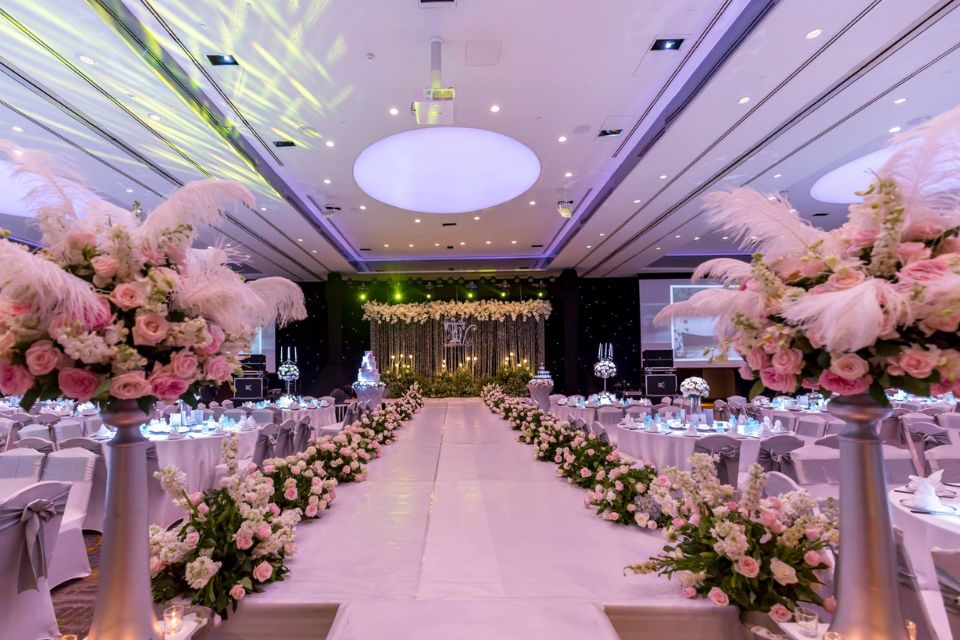 Sảnh cưới Sheraton Saigon trang trí tinh tế, lý tưởng cho tiệc cưới cao cấp