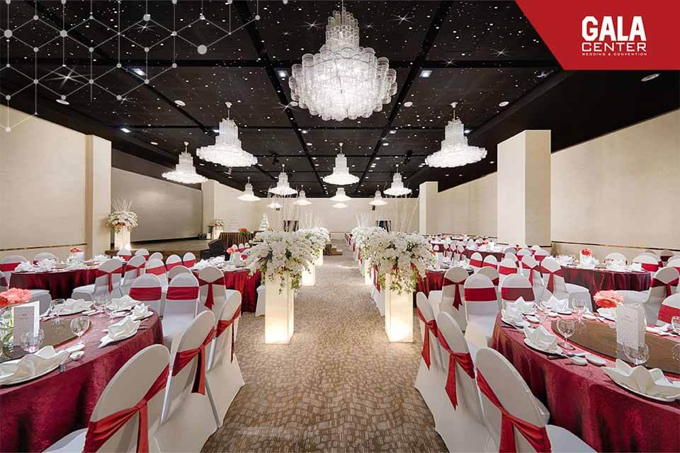 Sảnh cưới Winter tại Gala Center bày trí thanh lịch, ánh đèn vàng ấm tạo không khí tiệc cưới lãng mạn