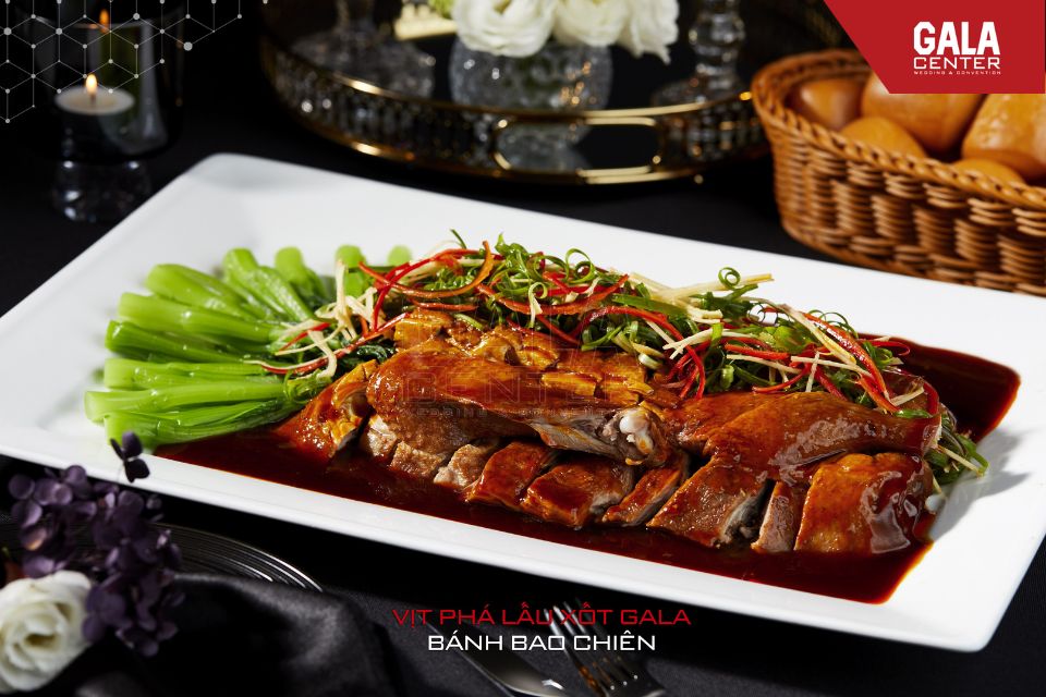 Món Vịt Phá Lấu Sốt Gala Kèm Bánh Bao Chiên trong menu tiệc cưới