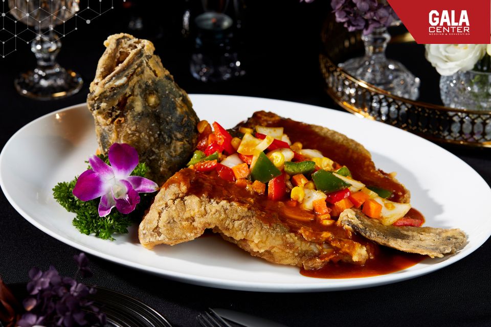 C&aacute; Bống M&uacute; Chi&ecirc;n Gi&ograve;n Xốt Sambal nổi bật với vị cay nhẹ, gi&uacute;p c&acirc;n bằng hương vị v&agrave; k&iacute;ch th&iacute;ch vị gi&aacute;c trong bữa tiệc