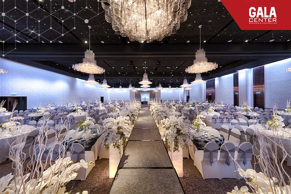 Sảnh cưới Festive lớn tại Gala Center với hệ thống đèn pha lê dày đặc, phù hợp tiệc cưới hoành tráng
