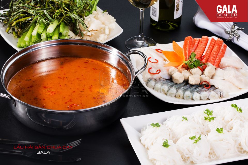 Lẩu l&agrave; m&oacute;n ăn quen thuộc trong thực đơn tiệc cưới, dễ thưởng thức v&agrave; ph&ugrave; hợp với nhiều thế hệ kh&aacute;ch mời
