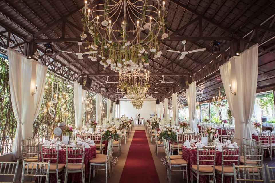 Sảnh cưới Rose của Le Jardin với không gian xanh gần gũi, décor hoa lá lãng mạn cho tiệc cưới sân vườn