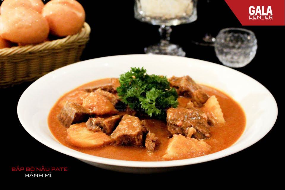 Món chính hấp dẫn với Bắp Bò Nấu Pate ăn cùng bánh mì