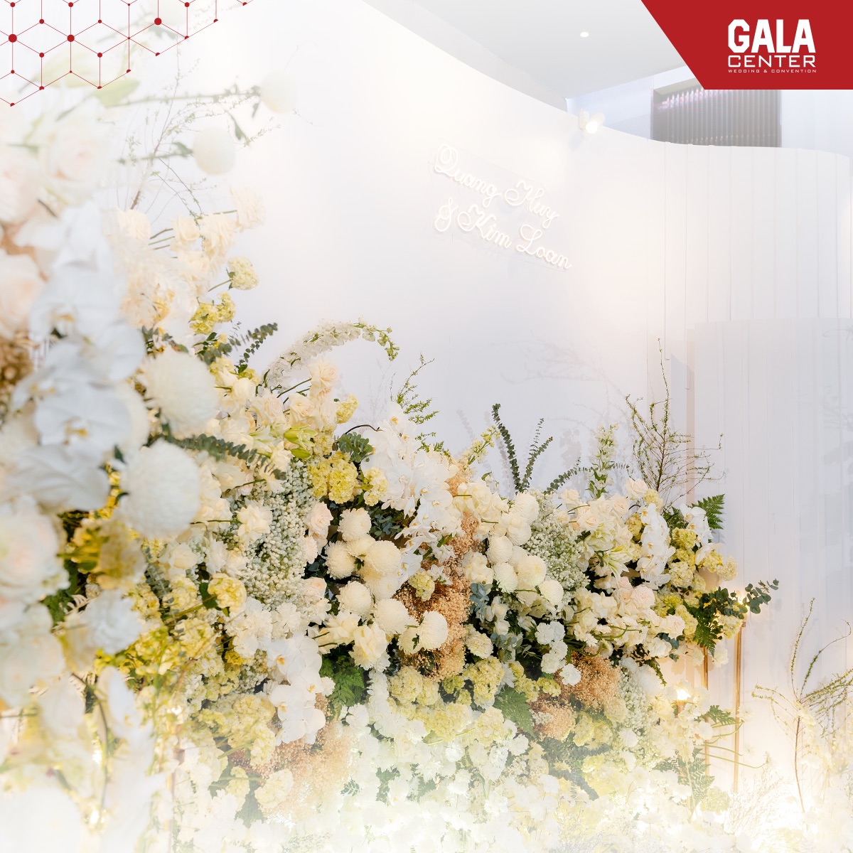 Backdrop sang trọng n&acirc;ng tầm tiệc cưới