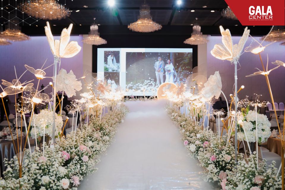 S&acirc;n khấu cưới được trang tr&iacute; hoa kết hợp hệ thống &aacute;nh s&aacute;ng gi&uacute;p kh&ocirc;ng gian tiệc trở n&ecirc;n sang trọng v&agrave; thu h&uacute;t mọi &aacute;nh nh&igrave;n