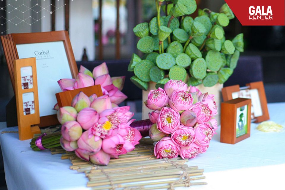 Hoa sen thường được trang tr&iacute; theo từng cụm tr&ecirc;n s&acirc;n khấu cưới, mang đến vẻ đẹp thanh khiết v&agrave; trang trọng