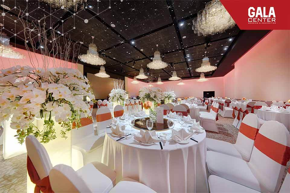 Sảnh cưới Autumn tại Gala Center với sân khấu trung tâm và dàn đèn pha lê nổi bật cho tiệc cưới