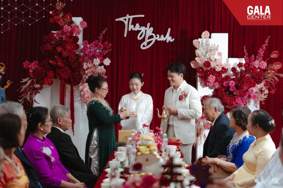 Nghi thức d&acirc;ng tr&agrave; l&agrave; c&aacute;ch c&ocirc; d&acirc;u ch&uacute; rể thể hiện l&ograve;ng hiếu k&iacute;nh v&agrave; sự biết ơn với cha mẹ hai b&ecirc;n