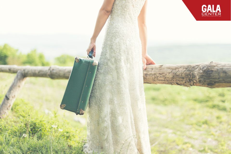 Người phụ x&aacute;ch vali cho c&ocirc; d&acirc;u kh&ocirc;ng n&ecirc;n ngo&aacute;i đầu lại khi đ&atilde; bước đi