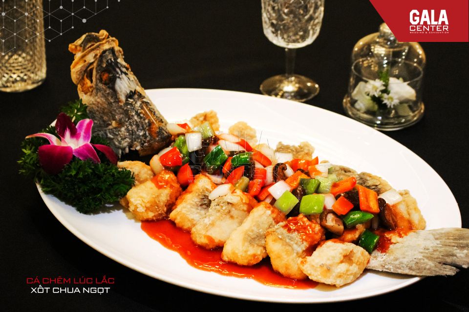 C&aacute; chẽm l&uacute;c lắc xốt chua ngọt - m&oacute;n ch&iacute;nh đậm vị trong menu tiệc cưới tại Gala Center