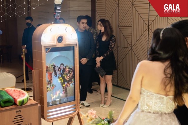 Trải nghiệm selfiebooth hiện đại gi&uacute;p kh&aacute;ch mời tự do lưu giữ khoảnh khắc v&agrave; tương t&aacute;c th&uacute; vị ngay tại sảnh chờ tiệc cưới