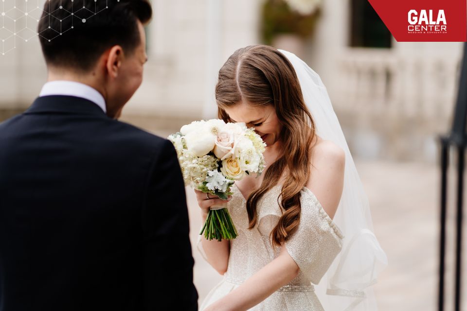 Khoảnh khắc thi&ecirc;ng li&ecirc;ng của cặp đ&ocirc;i trước khi bước v&agrave;o nghi thức trao lời thề nguyện