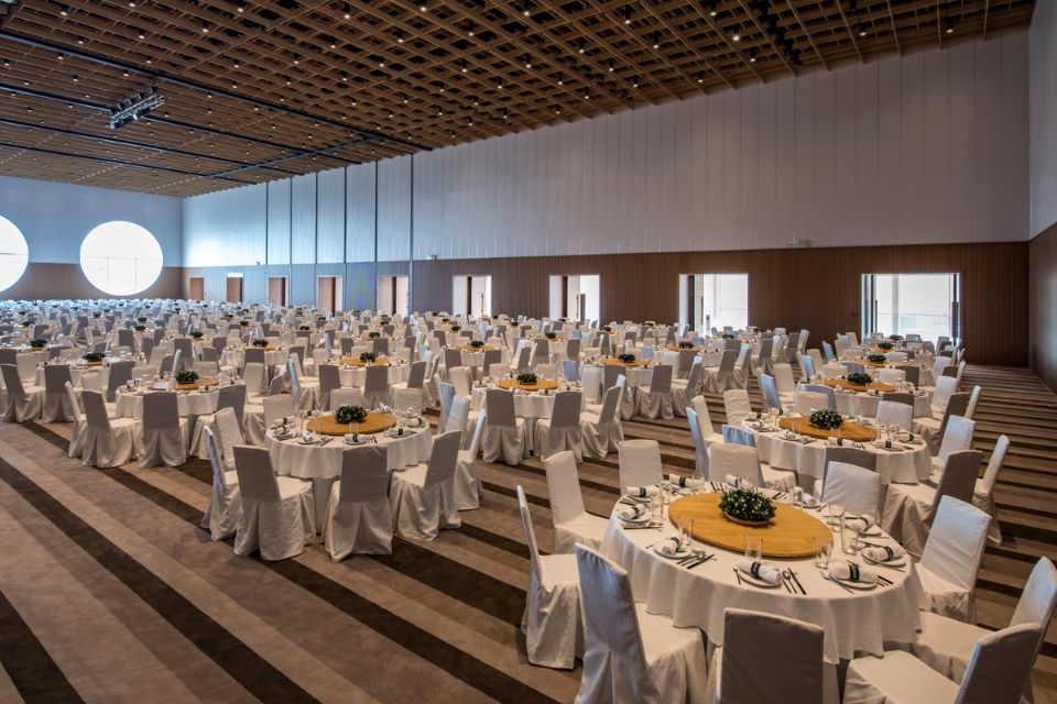 Sảnh cưới White Palace Phạm Văn Đồng với bàn tròn phủ khăn trắng thanh lịch