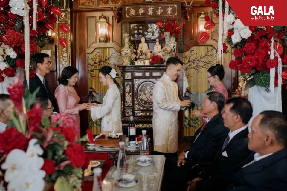 C&ocirc; d&acirc;u ch&uacute; rể d&acirc;ng tr&agrave; cha mẹ trong nghi thức lễ gia ti&ecirc;n nh&agrave; trai sau khi rước d&acirc;u, thể hiện sự k&iacute;nh trọng v&agrave; gắn kết gia đ&igrave;nh.