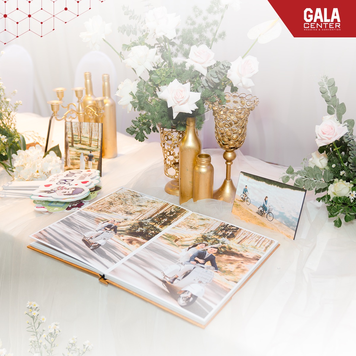 B&agrave;n gallery trang tr&iacute; c&ugrave;ng chủ đề cưới