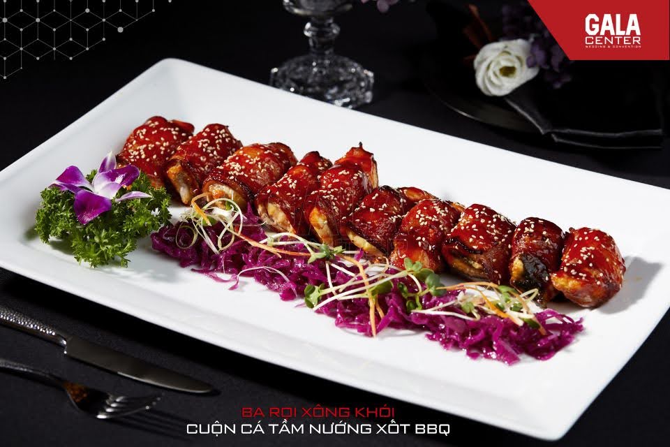 M&oacute;n ba rọi x&ocirc;ng kh&oacute;i cuộn c&aacute; tầm sốt BBQ sang trọng tại nh&agrave; h&agrave;ng tiệc cưới Gala Center