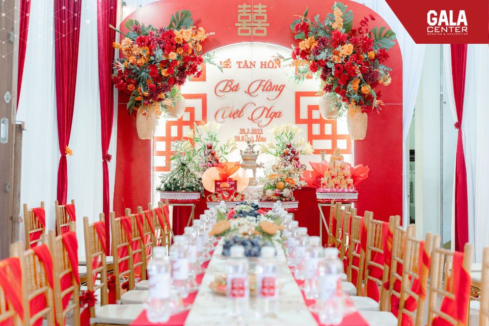 Bày trí bàn thờ gia tiên gọn gàng, trang nghiêm