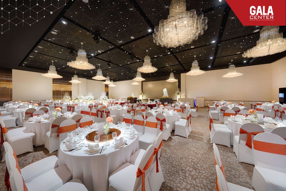 Không gian cưới Autumn tại Gala Center, tông trắng cam ấm cùng bàn tròn màu sắc nổi bật