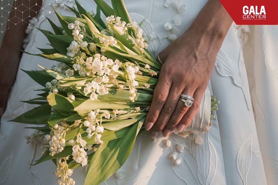 Hoa linh lan l&agrave; một trong những loại hoa trang tr&iacute; s&acirc;n khấu cưới được y&ecirc;u th&iacute;ch nhờ vẻ đẹp tinh tế v&agrave; &yacute; nghĩa hạnh ph&uacute;c trong ng&agrave;y trọng đại