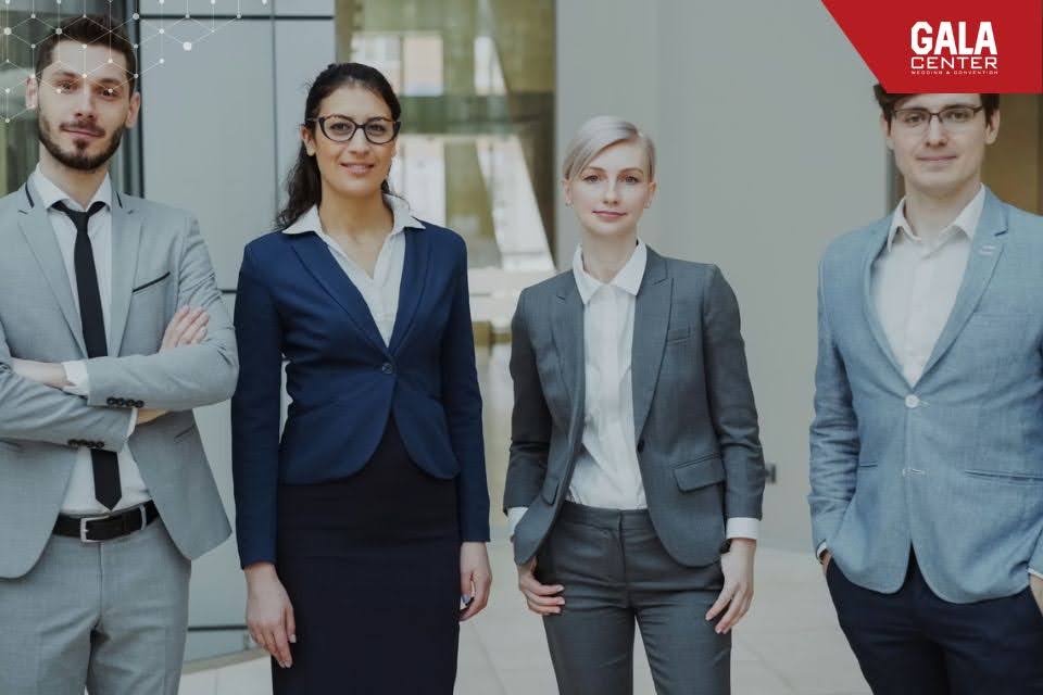 Kh&aacute;ch mời networking trong sự kiện doanh nghiệp vơi dress code c&ocirc;ng sở hiện đại