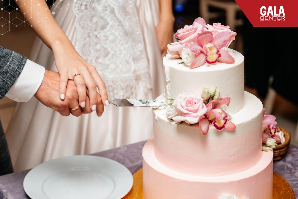 B&aacute;nh cưới 2 tầng l&agrave; lựa chọn phổ biến nhờ k&iacute;ch thước vừa phải, đảm bảo t&iacute;nh thẩm mỹ v&agrave; ph&ugrave; hợp với nhiều quy m&ocirc; tiệc