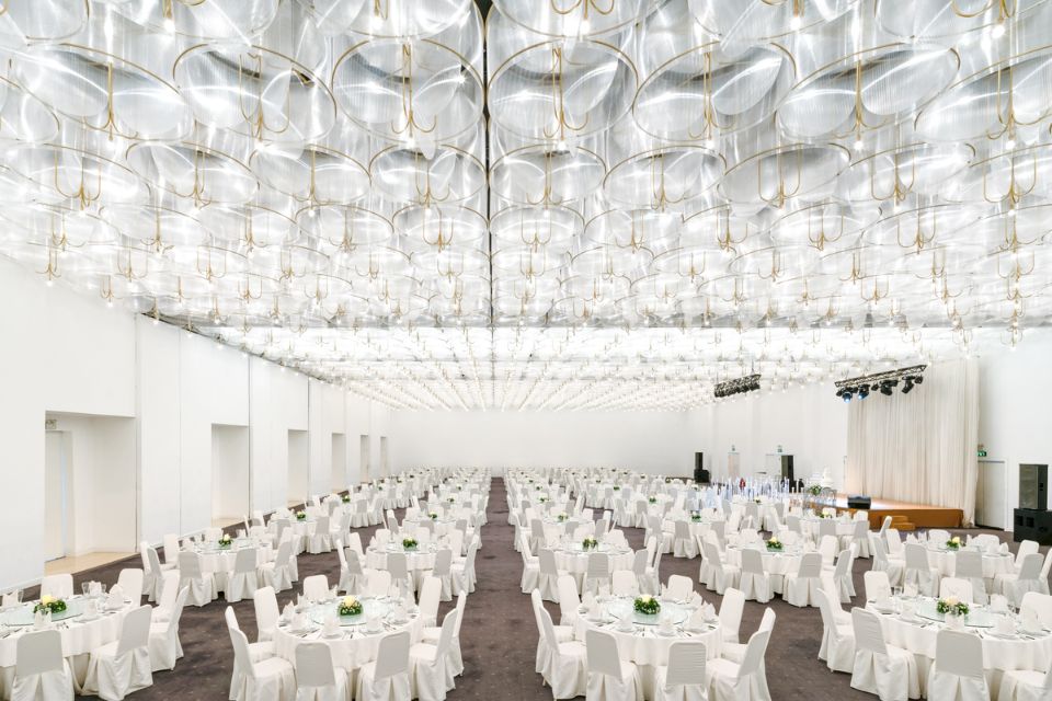 Sảnh cưới Alnylam bày trí bàn tròn lịch sự, thích hợp tiệc cưới phong cách châu Âu