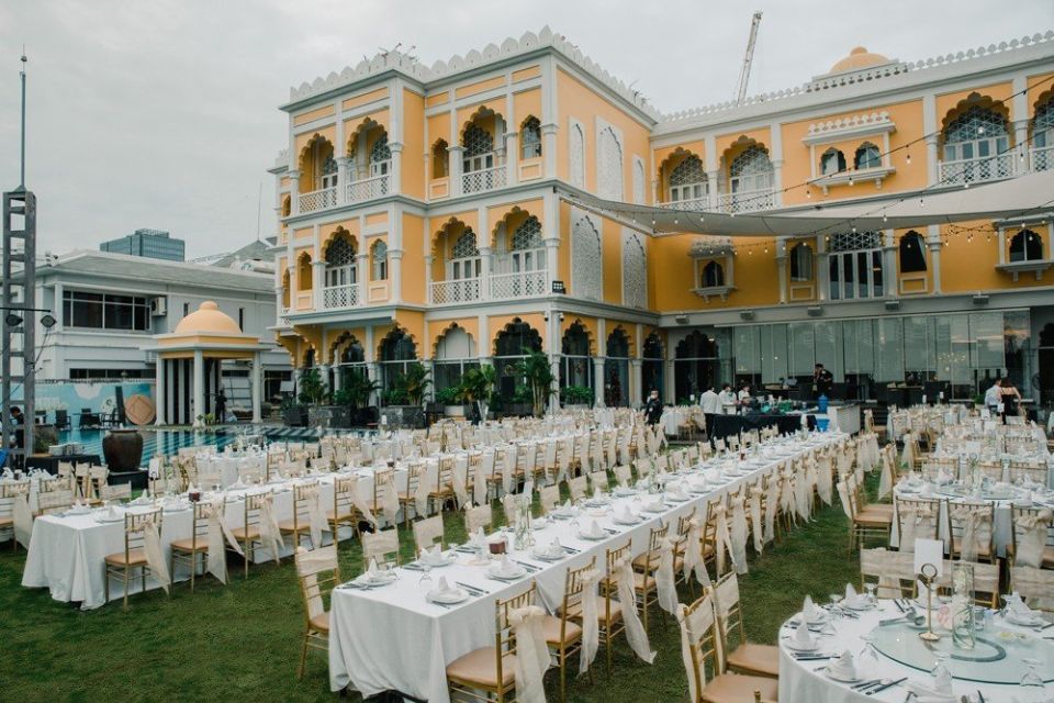 Sảnh tiệc cưới Sunset Garden của Chloe Gallery với không gian ngoài trời lãng mạn bên hồ bơi