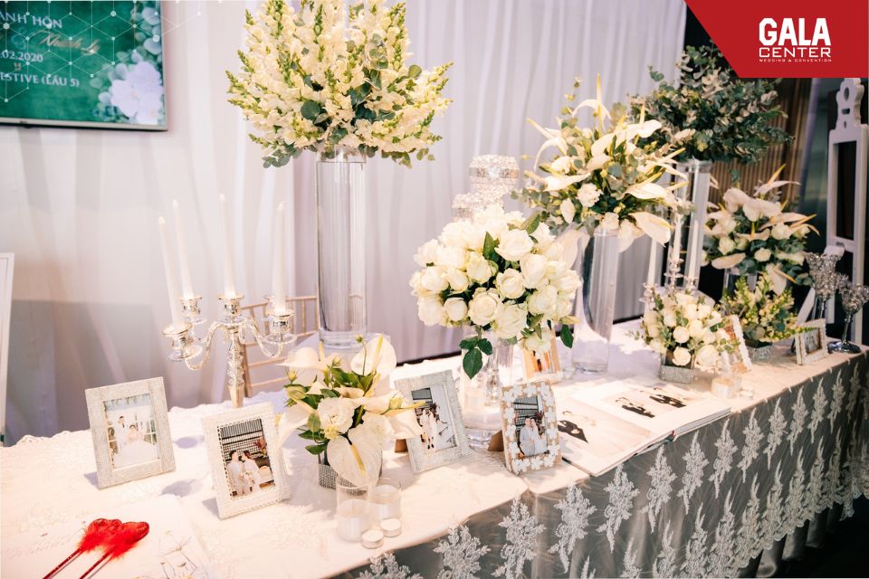 Hoa lụa cao cấp được nhiều cặp đ&ocirc;i lựa chọn để trang tr&iacute; tiệc cưới nhờ vẻ đẹp bền l&acirc;u v&agrave; m&agrave;u sắc lu&ocirc;n tươi tắn trong suốt buổi tiệc