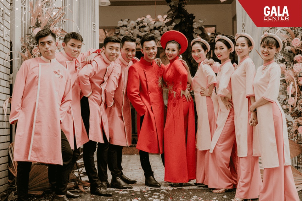 Đội hình bê tráp cưới hỏi gồm dàn nhà trai và dàn nhà gái