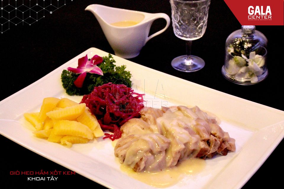 M&oacute;n ch&iacute;nh trong menu tiệc cưới hiện đại được tr&igrave;nh b&agrave;y hấp dẫn