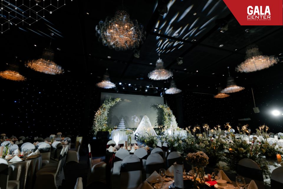Sảnh Festive Gala Center trần cao không cột chắn, đèn pha lê và sân khấu lớn