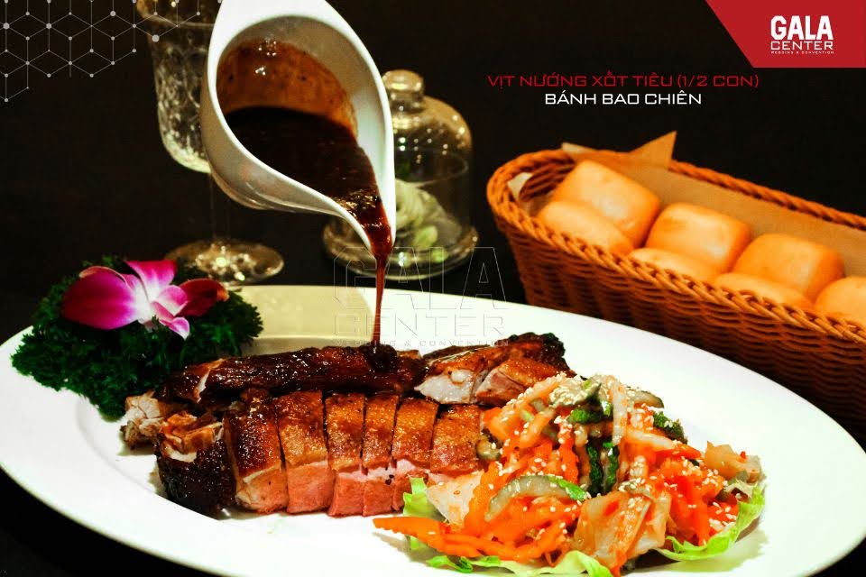 Vịt Nướng Xốt Tiêu ăn kèm Bánh Bao Chiên bắt vị 