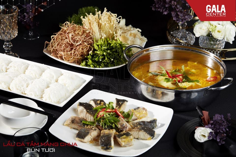 Lẩu C&aacute; Tầm Măng Chua ăn k&egrave;m b&uacute;n tươi - một trong c&aacute;c m&oacute;n lẩu đ&atilde;i tiệc cưới được y&ecirc;u th&iacute;ch