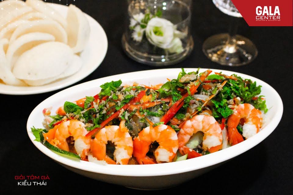 Gỏi Tôm Gà Kiểu Thái là gợi ý cho thực đơn cưới mùa thu đông