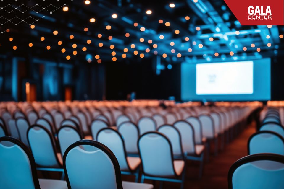 Kh&ocirc;ng gian hội trường trước giờ diễn ra sự kiện, &aacute;nh s&aacute;ng v&agrave; m&agrave;n h&igrave;nh đ&atilde; sẵn s&agrave;ng