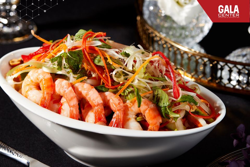 Gỏi Hải Sản Kiểu Th&aacute;i - m&oacute;n khai vị được nhiều menu tiệc cưới sang trọng lựa chọn nhờ hương vị tươi ngon v&agrave; hấp dẫn