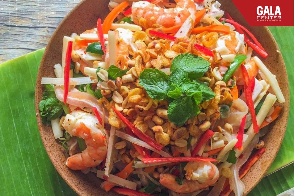 M&oacute;n ng&oacute; sen t&ocirc;m thịt thanh nhẹ, m&agrave;u sắc h&agrave;i h&ograve;a lu&ocirc;n l&agrave; lựa chọn trong menu cưới miền Nam