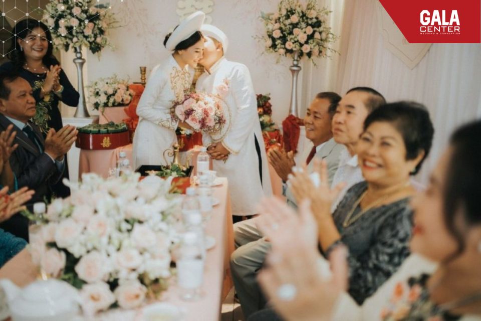 Khoảnh khắc ngọt ngào của cặp đôi trong tháng 7
