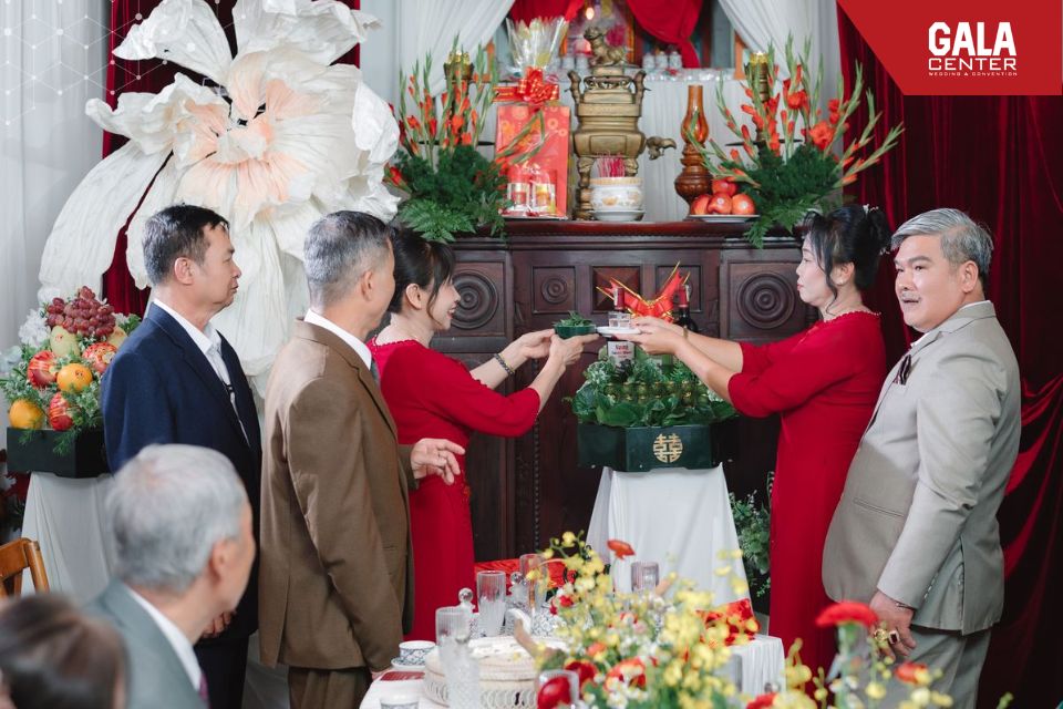 Nghi thức lại quả tinh tế bằng tay, tượng trưng cho sự chia sẻ v&agrave; gắn kết bền chặt giữa hai gia đ&igrave;nh