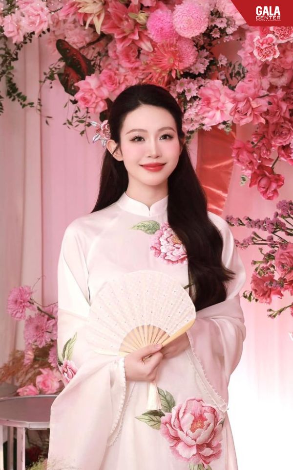 &Aacute;o d&agrave;i th&ecirc;u tay tr&ecirc;n nền lụa cao cấp dệt n&ecirc;n c&acirc;u chuyện hạnh ph&uacute;c ri&ecirc;ng biệt