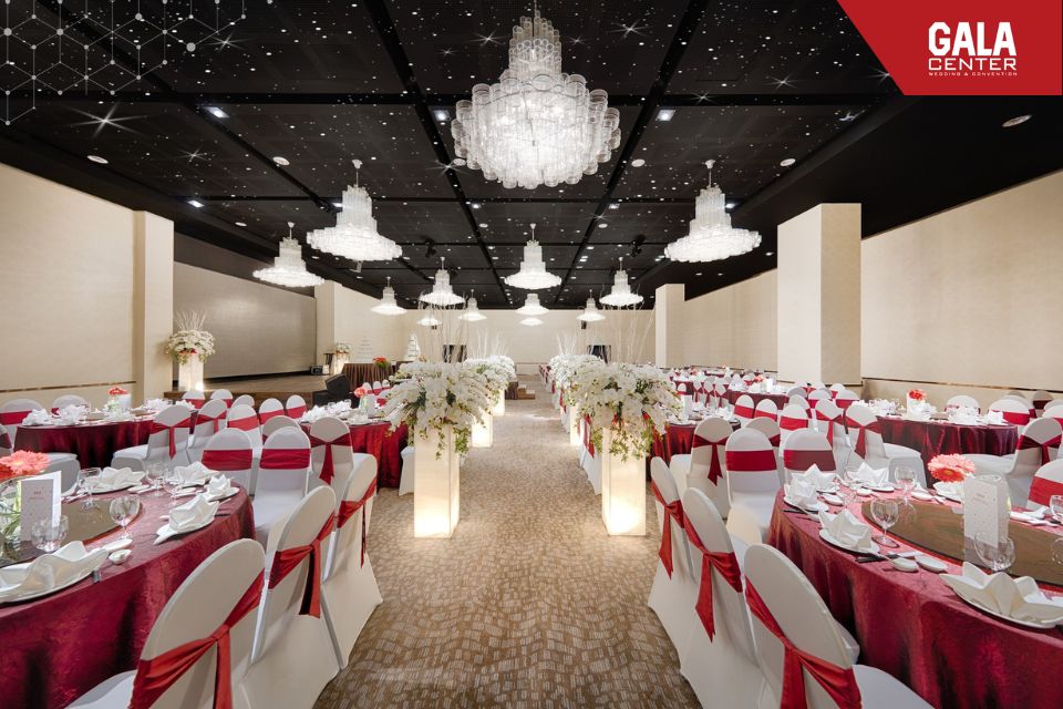 Sảnh Winter Gala Center tông xanh đỏ trắng sang trọng cho tiệc cưới mùa đông