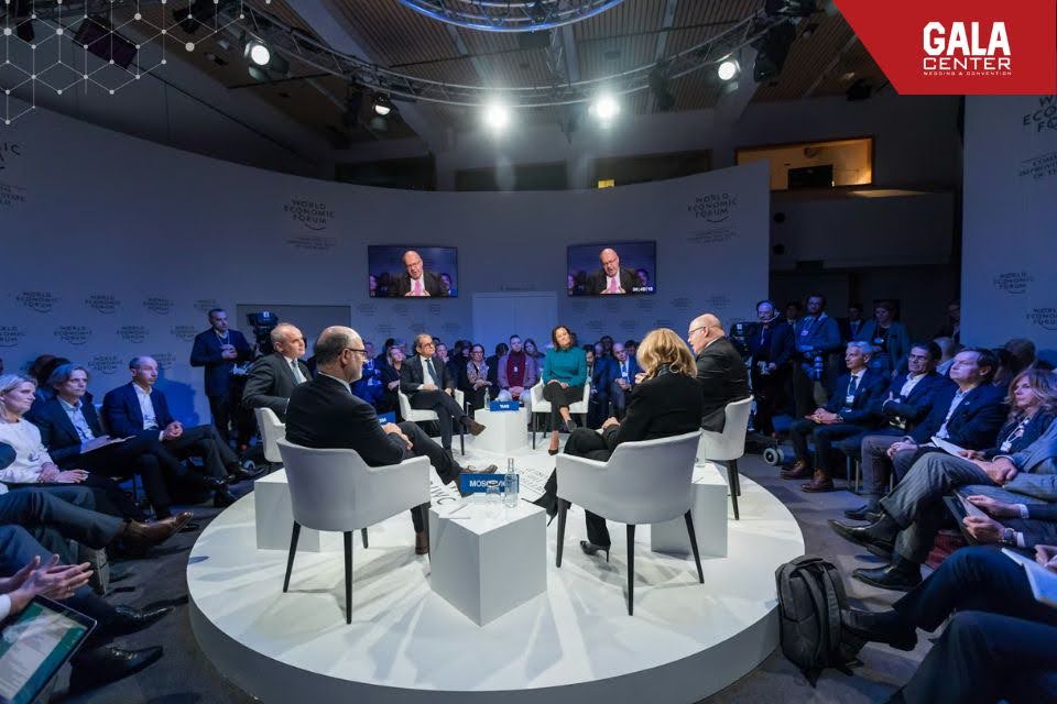 Hội nghị quy m&ocirc; lớn với diễn giả v&agrave; kh&aacute;ch mời mặc suit trang trọng