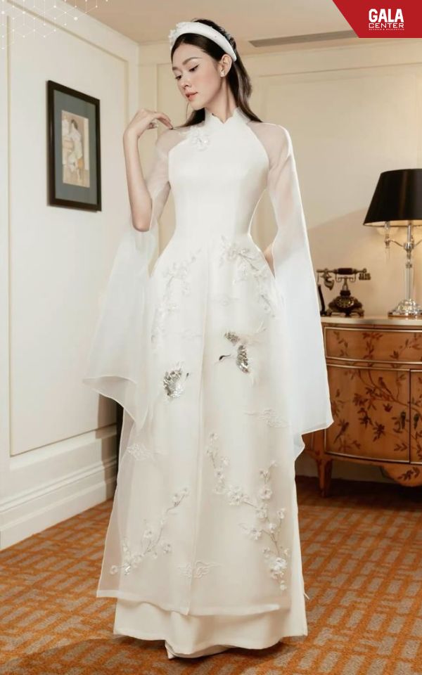 Sự kết hợp giữa &aacute;o d&agrave;i c&ocirc; d&acirc;u v&agrave; mấn đội đầu đồng điệu, tạo phong th&aacute;i vương giả v&agrave; thanh cao cho ng&agrave;y lễ gia ti&ecirc;n