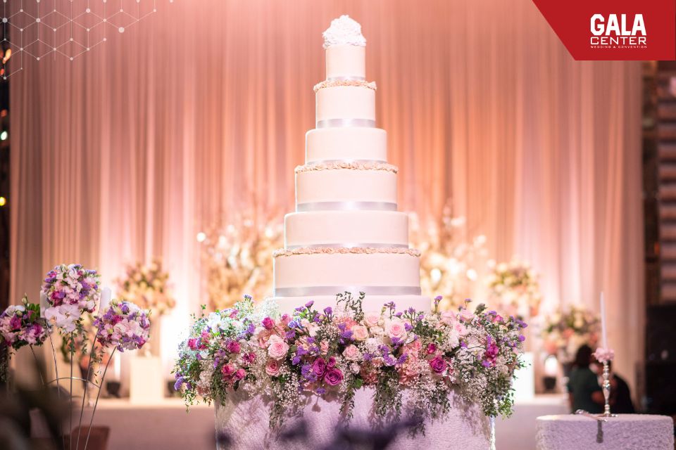 Sử dụng b&aacute;nh cưới m&ocirc; h&igrave;nh cho c&aacute;c tầng dưới l&agrave; giải ph&aacute;p th&ocirc;ng minh gi&uacute;p tạo hiệu ứng h&igrave;nh ảnh ho&agrave;nh tr&aacute;ng tr&ecirc;n s&acirc;n khấu