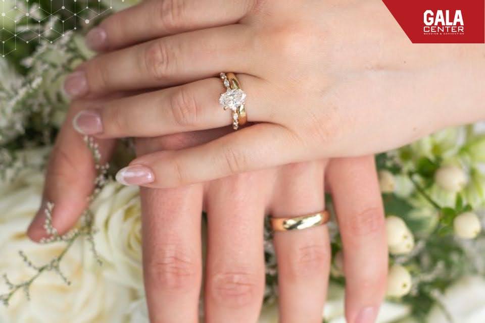 C&aacute;ch đeo nhẫn cưới v&agrave; nhẫn đ&iacute;nh h&ocirc;n hoặc cầu h&ocirc;n c&ugrave;ng một ng&oacute;n